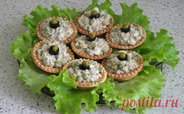 Тарталетки с печенью трески и солеными огурцами