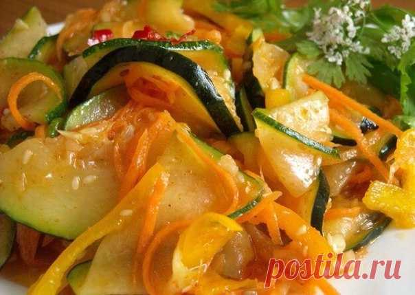 Рецепт очень вкусного и быстрого в приготовлении салата из кабачков! 
Нам нужны:
5кг кабачков - очистить от шкурки и семечек, порезать кубиками или тонкими полукольцами.
0,5кг моркови и 100 гр чеснока потереть на крупной терке
200 гр нарезанной петрушки
Показать полностью…