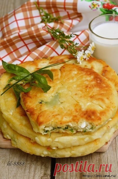 Сырные лепешки с разными начинками.