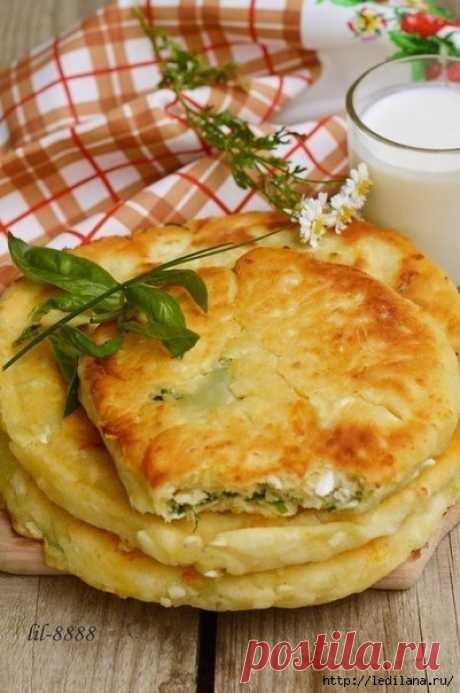 Сырные лепешки с разными начинками.