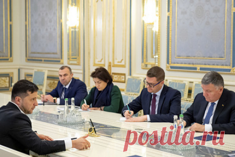 Власти Украины утвердили перевод крымско-татарского языка на латиницу. Кабинет министров Украины поддержал предложение Министерства по вопросам реинтеграции временно оккупированных территорий Украины об утверждении алфавита крымско-татарского языка на основе латинской графики. Утвержденный алфавит состоит из 31 буквы и базируется на решениях Курултая крымско-татарского народа 1990-е годы.