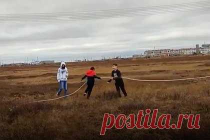 Российских школьников увели с урока в тундру. Школьников из Тазовского района Ямало-Ненецкого автономного округа (ЯНАО) увели с урока в тундру. Об этом сообщает портал Yamal1. Как уточняет издание, поход в тундру был согласован с администрацией школы и проводился в рамках этнографического урока коренного ненца, этноблогера Афанасия Тэсида.