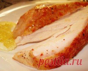 Как вкусно приготовить куриную грудку
Как вкусно приготовить куриную грудку просто и без проблем? Как сделать ее сочной и нежной? Приготовление куриной грудки в духовке сэкономит время хозяйки, а курочку сделает очень вкусной! Если посыпать грудку паприкой, она приобретет красивый вид.
Ингредиенты:
Куриные грудки — 2 шт.
Соль, перец черный, паприка по вкусу.
Долька лимона для украшения
Пригото