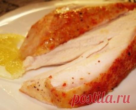 Как вкусно приготовить куриную грудку
Как вкусно приготовить куриную грудку просто и без проблем? Как сделать ее сочной и нежной? Приготовление куриной грудки в духовке сэкономит время хозяйки, а курочку сделает очень вкусной! Если посыпать грудку паприкой, она приобретет красивый вид.
Ингредиенты:
Куриные грудки — 2 шт.
Соль, перец черный, паприка по вкусу.
Долька лимона для украшения
Пригото