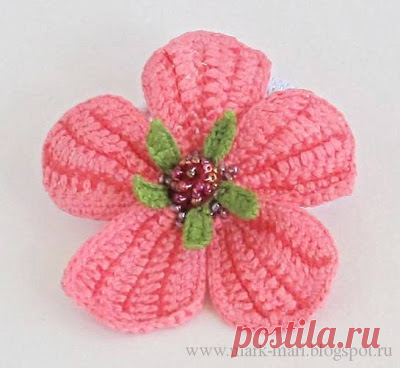 Вязаный цветок - Малопа - Эфария Давайте свяжем очередную резиночку для волос 🙂 Для вязания понадобится 4 клубочка. Я брала «Ирис». И крючок №1. Свяжите четыре детали по схеме: лепестки, подложку, зеленую серединку и бордовый центр. Для бордовой детали центра 5 воздушных петель замкните в кольцо и обвяжите 10 столбиками без накида. Свяжите еще два ряда по спирали, в каждом —