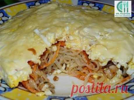 САЛАТ С ФУНЧОЗОЙ И КУРИЦЕЙ
Ингредиенты:
1 куриная грудка 
Фунчоза (Фунчоза – это очень тонкая рисовая лапша, отлично сочетающаяся с овощами и куриным мясом.) 
Морковь по-корейски
1 болгарский перец (или свежий огурец)
2 яйца
сыр
майонез 
Приготовление: 
Отдельно отвариваем фунчозу. Главное в ее приготовлении – не переварить! Поэтому лапшу можно просто залить горячим кипятком и дать постоять 20 минут. Затем слить и промыть. Куриную грудку мелко порезать и обжарить. Выкладываем тонкими слоями: