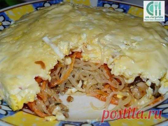 САЛАТ С ФУНЧОЗОЙ И КУРИЦЕЙ
Ингредиенты:
1 куриная грудка 
Фунчоза (Фунчоза – это очень тонкая рисовая лапша, отлично сочетающаяся с овощами и куриным мясом.) 
Морковь по-корейски
1 болгарский перец (или свежий огурец)
2 яйца
сыр
майонез 
Приготовление: 
Отдельно отвариваем фунчозу. Главное в ее приготовлении – не переварить! Поэтому лапшу можно просто залить горячим кипятком и дать постоять 20 минут. Затем слить и промыть. Куриную грудку мелко порезать и обжарить. Выкладываем тонкими слоями: