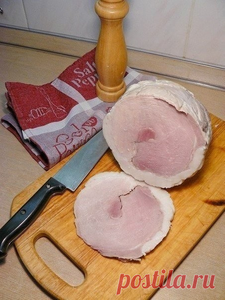 Ветчина домашняя
Ветчину и готовое мясо в магазинах я уже давно не беру. Особенно после того, как один раз попытался поджарить кусочек варено-копченого окорока одного из местных производителей. В результате, на сковороде у меня оказался сморщенный, серый кусочек непонятно чего в противно пахнущей, пузыристой жидкости. Сковороду-то я конечно отмыл, но 