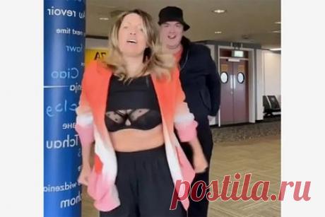 Блогерша оконфузилась перед камерой в аэропорту из-за короткого топа. Блогерша Стеф (фамилия неизвестна) с никнеймом @stefntonicmain оконфузилась перед камерой в аэропорту из-за короткого топа. Так, инфлюэнсерша решила показать фанатам, как танцует вместе с мужем, ожидая посадку на самолет. При этом когда женщина прыгала и поднимала руки, последний задрался, обнажив ее грудь.