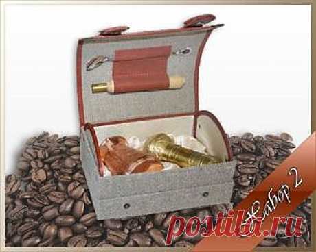 Подарочный набор - Кофейный Сундучок
Подарочный набор &quot;Кофейный Сундучок&quot; состоит (кофеварка “Арабика” 0,3 л. со съемной ручкой, кофемолка механическая, ложка кофейная, упаковка в виде сундучка) Набор состоит из:

    Турка &quot;Арабика&quot; 300мл
    Ложка кофейная (нержавейка) 18см
    Кофемолка (механическая латунная)
    Чехол (в виде сундучка)

    Подарочный набор &quot;Кофейный гурман&quot; сундук - прекрасный подарок кофеману.