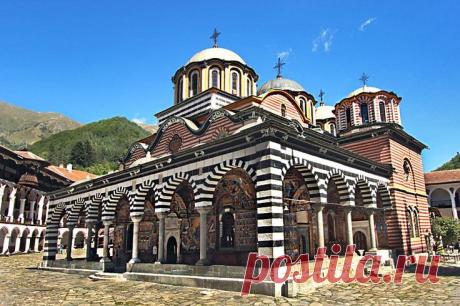 Church at Rila Monastery, the most famous Eastern Orthodox monastery in Bulgaria | Hole in the Donut Cultural Travel приколол(а) это к доске Worship