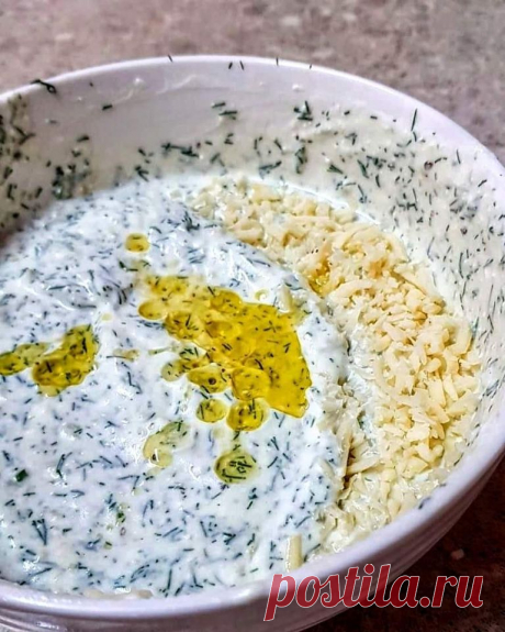 Чесночный сливочный соус.. Классный соус, легкий, вкусный, отлично подходит для тостов, пиццы, крокеров и так далее...