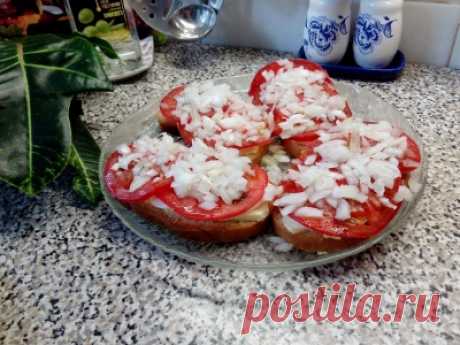 Бутерброд с помидором и яйцом