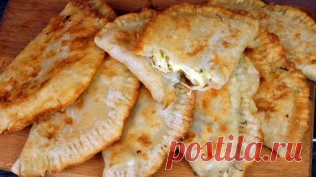 Лепешки из муки и кипятка с зелеными начинками - БУДЕТ ВКУСНО! - медиаплатформа МирТесен Очень простой рецепт приготовления лепешек из заварного теста с зеленой начинкой, творогом и сыром. Готовится блюдо быстро и не требует особых навыков. ИНГРЕДИЕНТЫ: Тесто: Мука пшеничная – 300 гр Соль – ½ ч.л. Вода кипяток – 300 мл Начинка: Творог – 200 гр. Сыр полутвёрдый – 200 гр Укроп – пучок