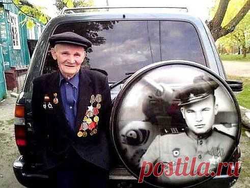 .. внук подарил деду машину и сделал  деда военных лет на запасном колесе....