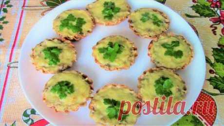 Исконно русская горячая закуска - Жульен с грибами! Жульен можно подать на праздничный стол в тарталетках или же в кокотницах. — Смотреть в Эфире Исконно русская горячая закуска - Жульен с грибами! Жульен можно подать на праздничный стол в тарталетках или же в кокотницах.

Ингредиенты:

Шампинь…