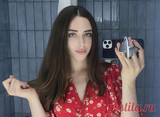 Крылатая фраза: «А ты налей и отойди!», произнесенная в рекламе сока «Моя семья», запомнилась всей стране. Спустя 20 лет голубоглазая девчушка Диана Шпак превратилась в очаровательную девушку. Её красота неоспорима и достойна внимания общественности. Более того, она обладает писательским талантом. Давайте узнаем, каких высот она достигла и почему решила уехать в США?