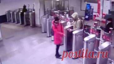 Безбилетник плеснул горячим напитком в лицо пассажирке московского метро и попал на видео. В Москве 38-летний мужчина плеснул горячий напиток в лицо женщине, которая не дала ему проникнуть в метро "зайцем". Об этом сообщает ГУ МВД России по региону. Инцидент произошел в вестибюле станции Серпуховско-Тимирязевской ...