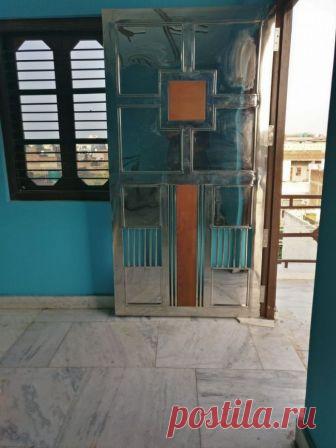 Дверь из нержавейки своими руками Часто используя материалы из нержавейки в своих проектах вопрос, из чего сделать дверь перед мастером-самодельщиком из Индии не стоял. Конечно из нержавеющих материалов. Материалы и инструменты: -УШМ;-Шуруповерт;-Струбцины;-Сварочный аппарат;-Отрезной станок;-Электроды;-Маска;-Молоток