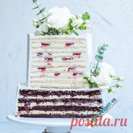 РЕЦЕПТ ДВУХЪЯРУСНОГО ПРАЗДНИЧНОГО ТОРТА.

МЕГА-СУПЕР-ПОСТ!!  Обязательно сохраните в закладки!! 

 1. Верхний ярус: 

 ТОРТ "МОЛОЧНАЯ ДЕВОЧКА С МАЛИНОЙ".
⠀
- Ингредиенты на форму 16 см (количество коржей, как фото):
⠀
Коржи:
сгущённое молоко - 380 мл.,
яйца - 2 шт.,
мука - 160 гр.,
разрыхлитель - 10 гр.,
сливочное масло - 50 гр.,
ваниль - по вкусу,
щепотка соли.

Крем:
сливки от 30 % - 200 гр.,
сметана от 20 % - 200 гр.,
сыр маскарпоне - 200 гр.,
сгущённое молоко - 80 гр...