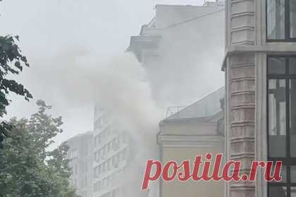 Пожар в китайском ресторане в центре Москвы попал на видео. Пожар произошел в ресторане китайской кухни «Тан» на втором этаже в здании в Оружейном переулке в центре Москвы. Происшествие попало на видео. На появившихся кадрах видно, как пожарные борются с огнем. Из окон здания валит густой серый дым. Сведений о пострадавших пока не поступало.