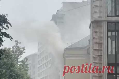 Пожар в китайском ресторане в центре Москвы попал на видео. Пожар произошел в ресторане китайской кухни «Тан» на втором этаже в здании в Оружейном переулке в центре Москвы. Происшествие попало на видео. На появившихся кадрах видно, как пожарные борются с огнем. Из окон здания валит густой серый дым. Сведений о пострадавших пока не поступало.