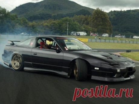 Привычки от настоящих профи, которые будут полезны всем водителям Управление автомобилем – дело довольно сложное и ответственное.
Поэтому человек, садящийся за руль, должен многое уметь и знать, чтобы грамотно вести машину.
О привычках, которыми обладают по-настояще...