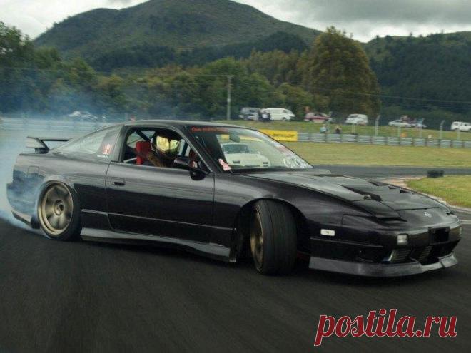 Привычки от настоящих профи, которые будут полезны всем водителям Управление автомобилем – дело довольно сложное и ответственное.
Поэтому человек, садящийся за руль, должен многое уметь и знать, чтобы грамотно вести машину.
О привычках, которыми обладают по-настояще...