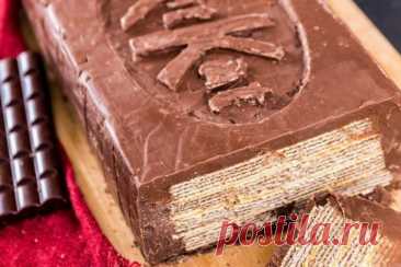 ​Гигантский KitKat Ингредиенты:Молочный шоколад &mdash; 4 кгВафли с начинкой &mdash; 1,5 кг&nbsp;Карамельные конфеты &mdash; 500 г&nbsp;Сливки 30% &mdash; 30 млПриготовление:1. Форму оберните в один слой фольгой или пищевой пленкой. Измельчите шоколад и растопите 1 кг на паровой бане.&nbsp;2. Влейте шоколад...