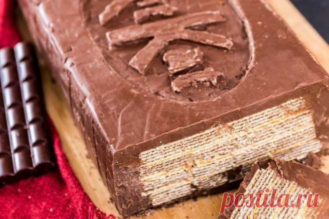 ​Гигантский KitKat Ингредиенты:Молочный шоколад — 4 кгВафли с начинкой — 1,5 кг Карамельные конфеты — 500 г Сливки 30% — 30 млПриготовление:1. Форму оберните в один слой фольгой или пищевой пленкой. Измельчите шоколад и растопите 1 кг на паровой бане. 2. Влейте шоколад...