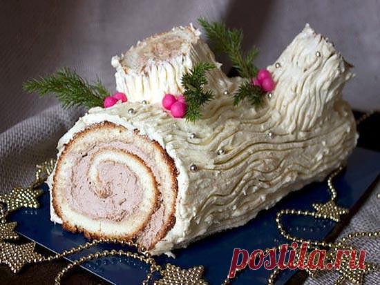 Рулет «Рождественское полено» с кремом из белого шоколада.