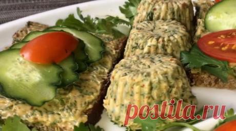 Ароматное бутербродное масло: с ним все становится вкуснее Ароматное бутербродное масло, как понятно из названия, подаем на завтрак: и мажем им кусочки хлеба или тостов. А еще оно станет прекрасным дополнением к жареному мясу, картошке или пасте – любое блюдо превратится в праздник. Обязательно попробуйте замечательную намазку: и ваши родные скажут спасибо.