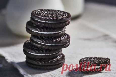 Печенье Oreo – настоящий фаворит у сладкоежек любого возраста. Его подают к чаю и кофе, используют в качестве быстрого перекуса, кладут в детские коробки с обедом. Любителям популярного лакомства будет интересно узнать, как делают печенье Oreo на фабрике и какие варианты начинок есть.

#производствопеченьяорео #какделаютпеченьеорео #печеньеoreo #oreocookie