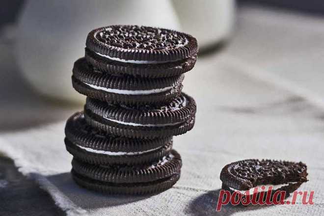 Печенье Oreo – настоящий фаворит у сладкоежек любого возраста. Его подают к чаю и кофе, используют в качестве быстрого перекуса, кладут в детские коробки с обедом. Любителям популярного лакомства будет интересно узнать, как делают печенье Oreo на фабрике и какие варианты начинок есть.

#производствопеченьяорео #какделаютпеченьеорео #печеньеoreo #oreocookie