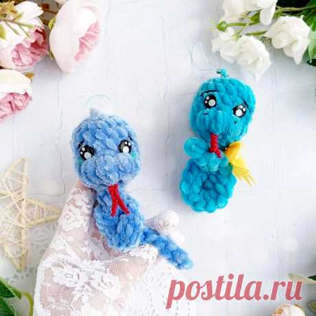 PDF Змейка брелок крючком. FREE crochet pattern; Аmigurumi toy patterns. Амигуруми схемы и описания на русском. Вязаные игрушки и поделки своими руками #amimore - плюшевая змея, маленькая змейка из плюшевой пряжи.