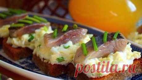 Гренки с яйцом и селёдкой