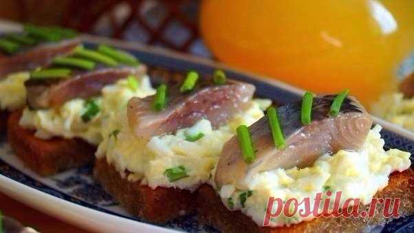 Гренки с яйцом и селёдкой