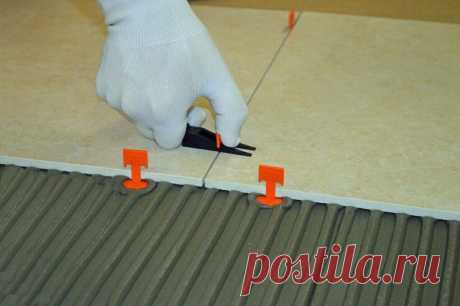 Важные нюансы укладки керамогранита своими руками
Керамогранит сегодня является одним из лучших материалов для укладки на пол. Он универсален − подходит для кухни, ванной и жилой комнаты, а также для коммерческих помещений. Имеет высокую плотность, поэтому очень прочен и долговечен. Устойчив к действию многих агрессивных химических веществ, ему не страшна повышенная влажность.