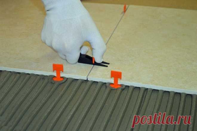 Важные нюансы укладки керамогранита своими руками
Керамогранит сегодня является одним из лучших материалов для укладки на пол. Он универсален − подходит для кухни, ванной и жилой комнаты, а также для коммерческих помещений. Имеет высокую плотность, поэтому очень прочен и долговечен. Устойчив к действию многих агрессивных химических веществ, ему не страшна повышенная влажность.