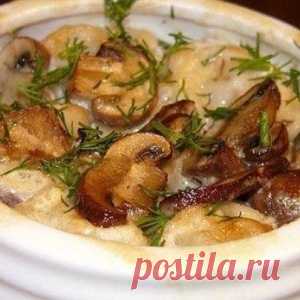 Пельмени в горшочках с грибами и сметаной