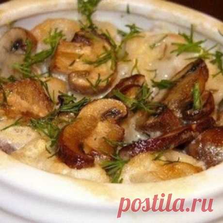 Пельмени в горшочках с грибами и сметаной