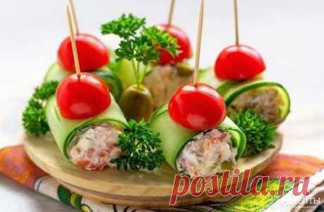 Рулетики из огурцов с начинкой

Ингредиенты:

Фета — 100 г
Огурец свежий — 1 шт.
Помидоры черри — 9-10 шт.
Перец болгарский сладкий — 0,5 шт.
Оливки зеленые — 10 шт.
Сок лимонный — 1 ч. л.
Соль — по вкусу
Перец свежемолотый — по вкусу
Зелень — 1 пучок (для подачи и украшения блюда)

Приготовление:

1. Оливки, перец и половину помидорок черри мелко нарежьте. Добавьте к нарезанным овощам лимонный сок, соль и перец по вкусу.
2. Обжарьте 5-7 минут на сковороде (без масла). И д...