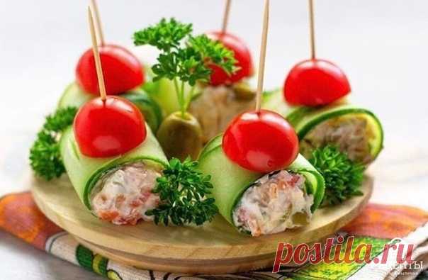 Рулетики из огурцов с начинкой

Ингредиенты:

Фета — 100 г
Огурец свежий — 1 шт.
Помидоры черри — 9-10 шт.
Перец болгарский сладкий — 0,5 шт.
Оливки зеленые — 10 шт.
Сок лимонный — 1 ч. л.
Соль — по вкусу
Перец свежемолотый — по вкусу
Зелень — 1 пучок (для подачи и украшения блюда)

Приготовление:

1. Оливки, перец и половину помидорок черри мелко нарежьте. Добавьте к нарезанным овощам лимонный сок, соль и перец по вкусу.
2. Обжарьте 5-7 минут на сковороде (без масла). И д...