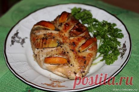 Куриные грудки запеченые с лимоном и яблоками