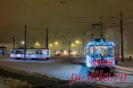 В Нижнем Новгороде запустили новогодние трамваи. По улицам Нижнего Новгорода начали курсировать новогодние трамваи. Их украсили яркими праздничными гирляндами. На городские маршруты запустили три новогодних трамвая под номерами 2 (кольцевой, Черный пруд — площадь Лядова), 3 (Московский вокзал — парк Дубки) и 8 (Глиницы — Игарская улица).