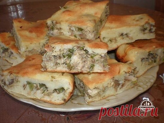 РЫБНЫЙ ПИРОГ НА СКОРУЮ РУКУ
Для теста:
- Кефир - 1 стакан,
- яйца - 2 шт.,
- мука - 1.5- 2 стакана,
- масло растительное - 3 ст. ложки,
- соль - 0.5 ч. ложки.
Для начинки:
- 1 банка консервы скумбрия и
- пучок зелёного лука.
Приготовление:
1. Замешиваем тесто (как сметана), половину теста вливаем в сковороду, поверх кладём размятую скумбрию из консервы с зелёным луком и верх заливаем остатком теста.
2. Печём при 180 градусах минут 30-40.
3. Когда корочка загрубеет, смазыва...
