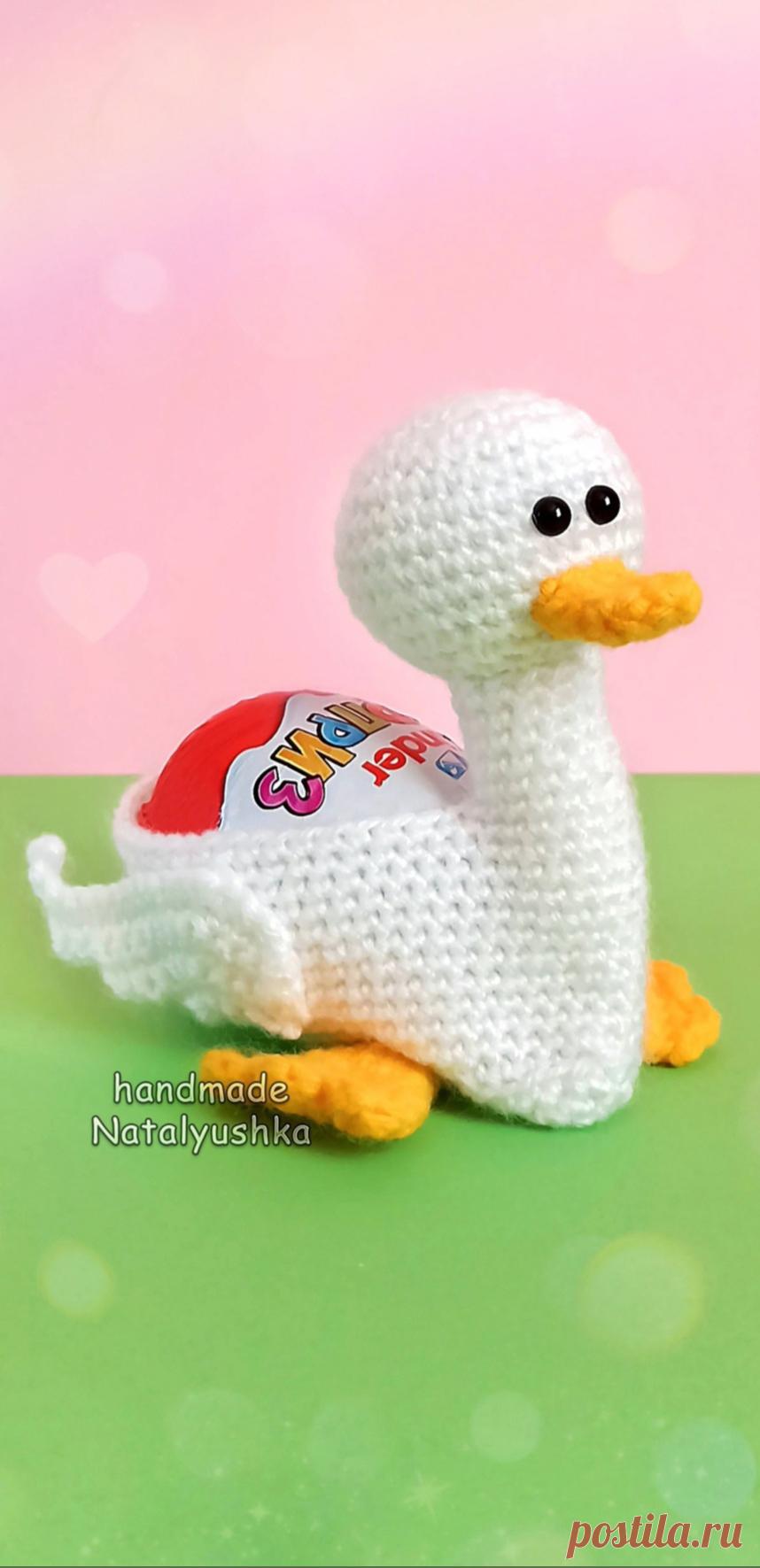 PDF Уточка Пасхальная крючком. FREE crochet pattern; Аmigurumi toy patterns. Амигуруми схемы и описания на русском. Вязаные игрушки и поделки своими руками #amimore - маленькая уточка к Пасхе, подставка под яйцо в виде утки, утёнок, птица, птичка.