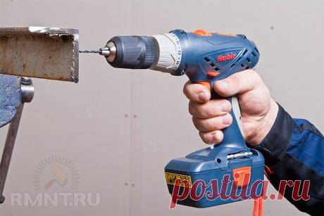 Как выбрать сверло по металлу Статья расскажет, как правильно выбрать и эксплуатировать сверло по металлу. Вы узнаете о том, какие бывают их разновидности, особенности покрытия и обработки, а также конструктивные различия. В статье приведены таблицы для расшифровки международных обозначений, а также анализ цен на наборы свёрл.