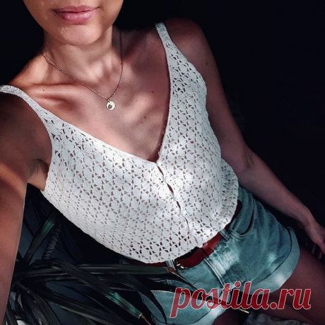Летний топ крючком от nadin.knit

Источник: https://www.instagram.com/nadin.knit/

Бесплатное описание!
Как и обещала, расскажу, как вязала топ. В карусель смотрим все фото.
Вязала по схеме, взятой из интернета. Видимо какой то журнал попал под раздачу .
Крючок N2. Пряжа от Seam, Anna 16 расход примерно 2 мотка.
Весь топ это прямоугольник, длина которого = обхвату груди+1 см. И 2 треугольника. Длину и ширину вы выбираете сами, зависит от формы и размера груди. Для пуговок ...