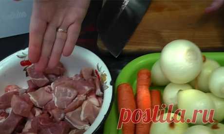 Добавляем на 2 кило лука всего 500 граммов свинины. Мяса немного, но добавки жаркого попросят все